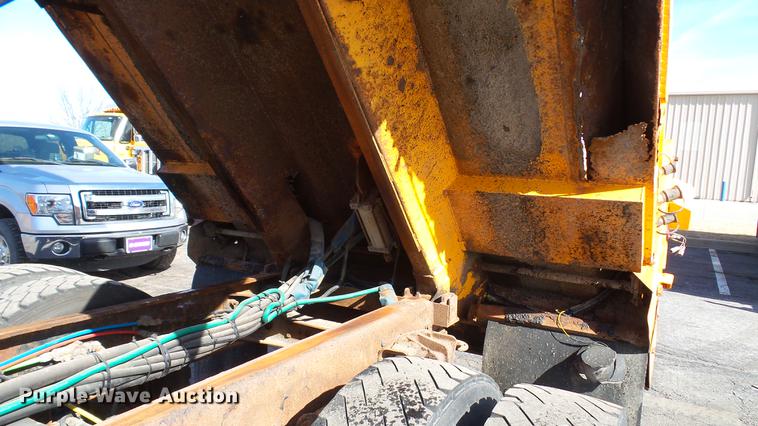 image for item DC5657 2006 International 7400 dump truck