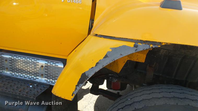 image for item DC5657 2006 International 7400 dump truck