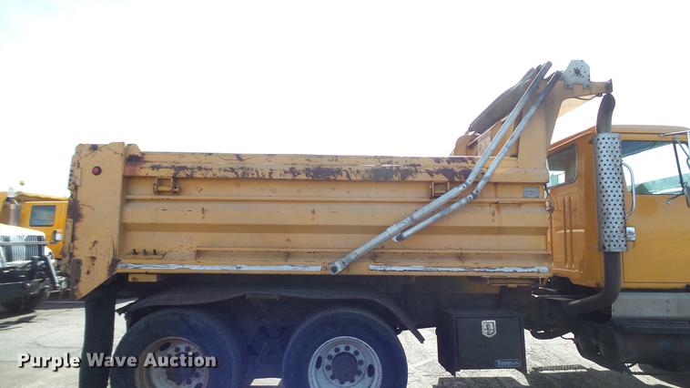 image for item DC5658 2002 International F2554 dump truck