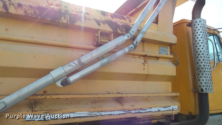 image for item DC5658 2002 International F2554 dump truck