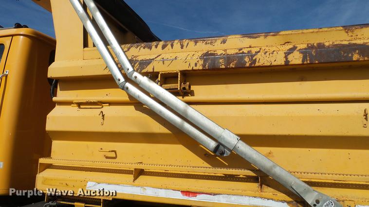 image for item DC5658 2002 International F2554 dump truck