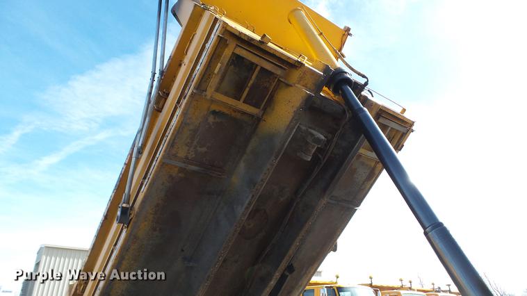 image for item DC5658 2002 International F2554 dump truck