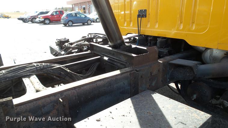 image for item DC5658 2002 International F2554 dump truck