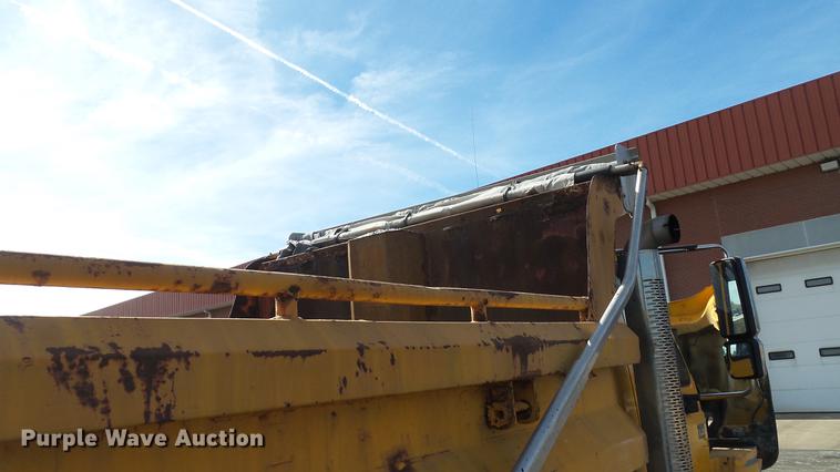 image for item DC5660 2006 International 7500 dump truck