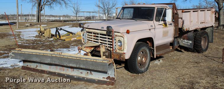 image for item DC7727 1976 Ford F700 dump truck
