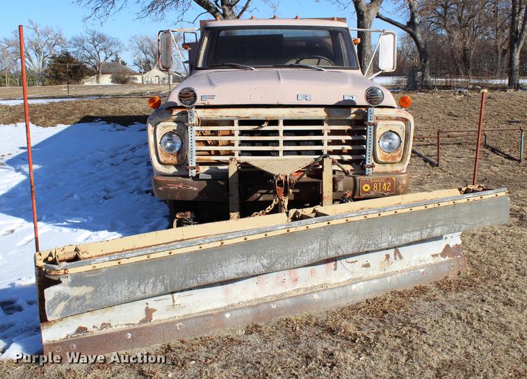 image for item DC7727 1976 Ford F700 dump truck