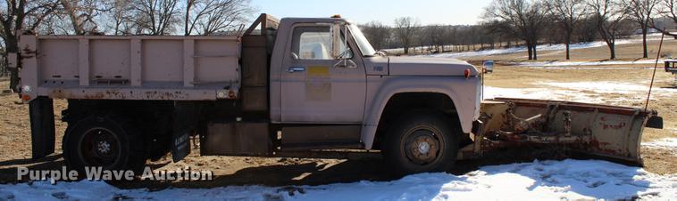 image for item DC7727 1976 Ford F700 dump truck