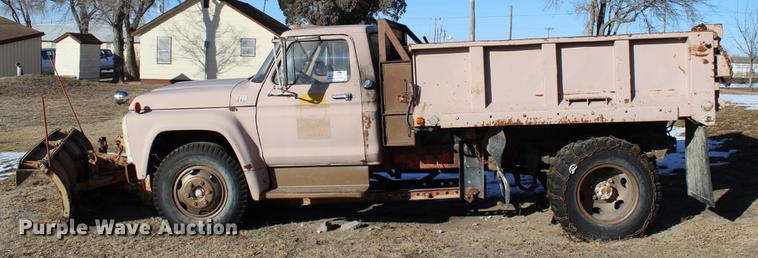 image for item DC7727 1976 Ford F700 dump truck
