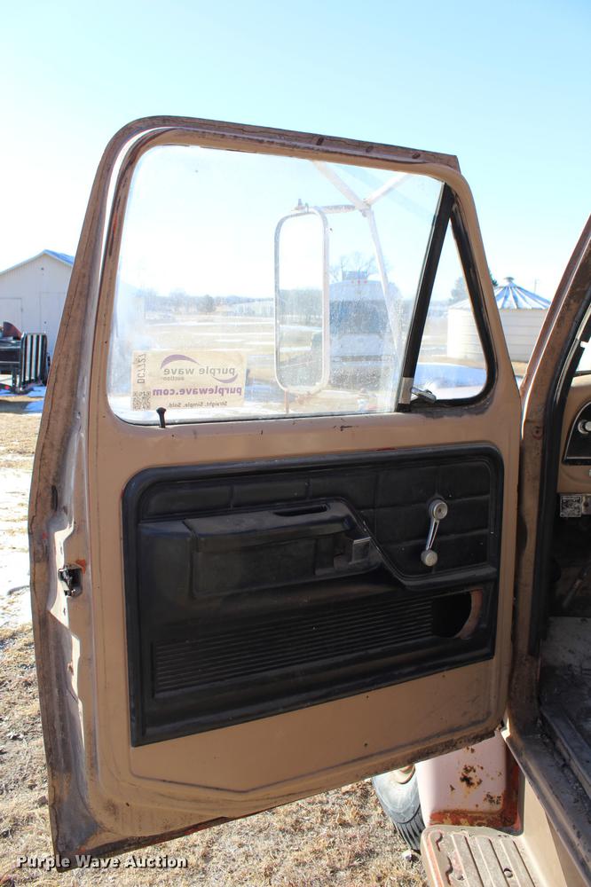 image for item DC7727 1976 Ford F700 dump truck