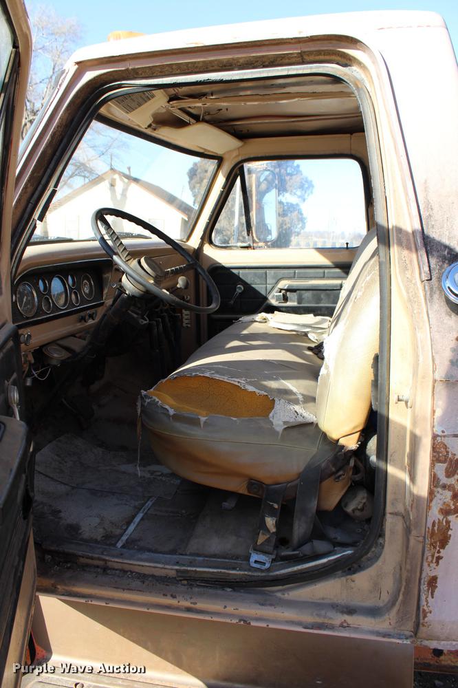 image for item DC7727 1976 Ford F700 dump truck