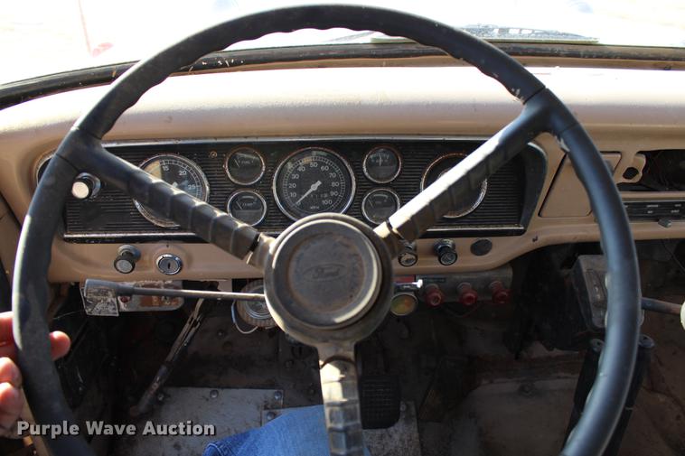 image for item DC7727 1976 Ford F700 dump truck