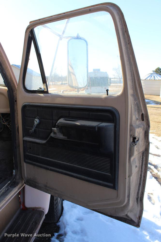 image for item DC7727 1976 Ford F700 dump truck