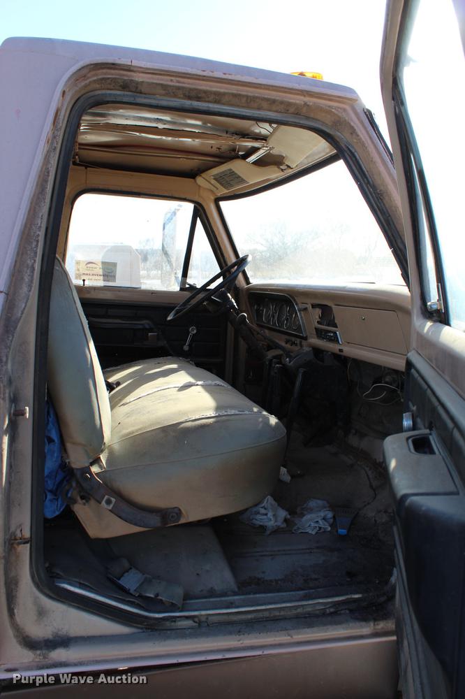 image for item DC7727 1976 Ford F700 dump truck