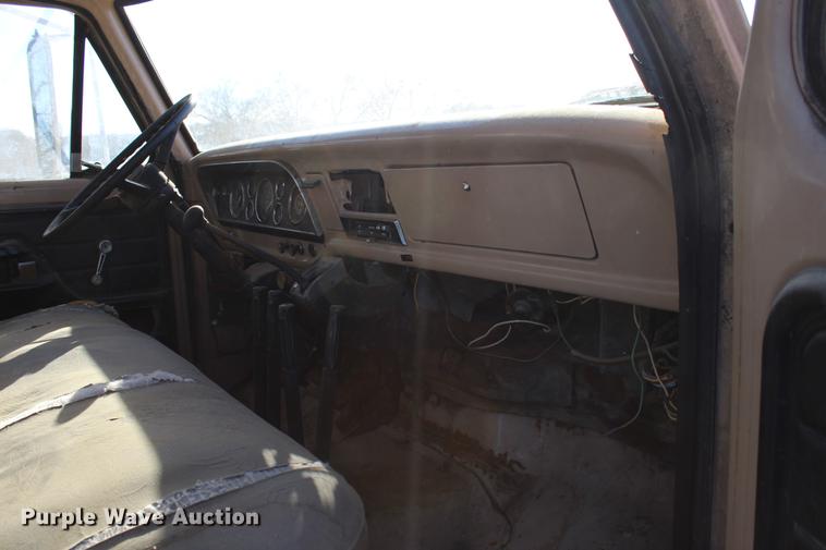 image for item DC7727 1976 Ford F700 dump truck