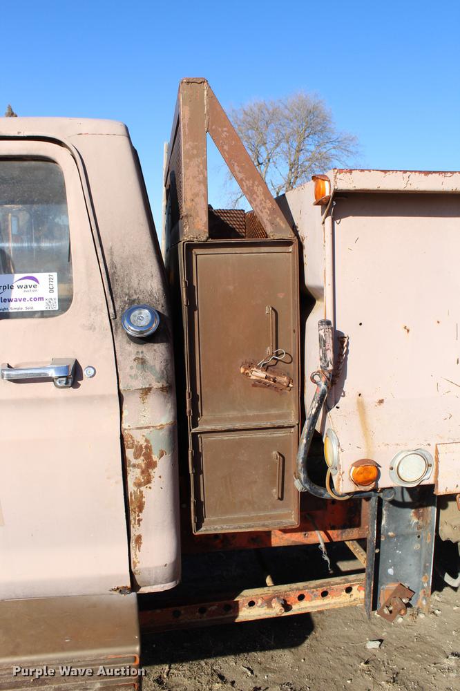 image for item DC7727 1976 Ford F700 dump truck
