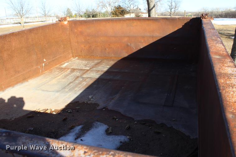 image for item DC7727 1976 Ford F700 dump truck