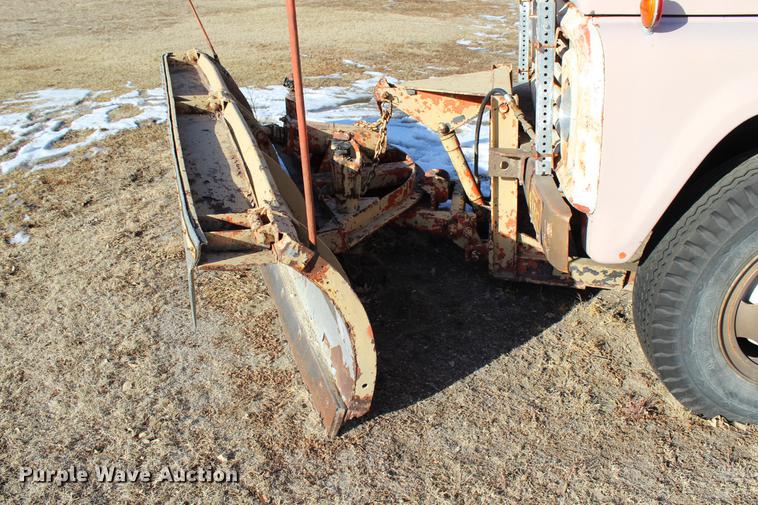 image for item DC7727 1976 Ford F700 dump truck