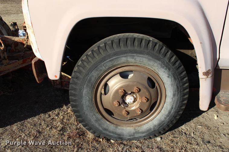 image for item DC7727 1976 Ford F700 dump truck