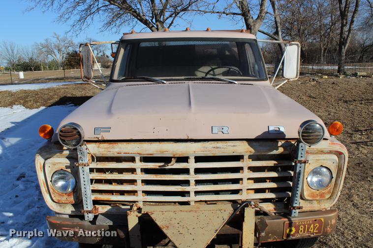 image for item DC7727 1976 Ford F700 dump truck