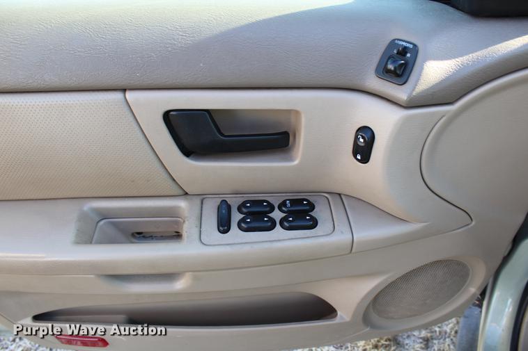 image for item DC7729 2004 Ford Taurus LX