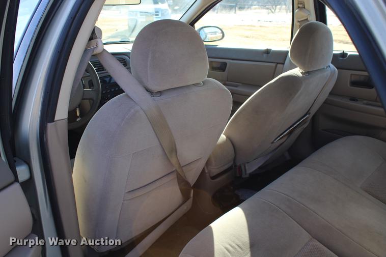 image for item DC7729 2004 Ford Taurus LX