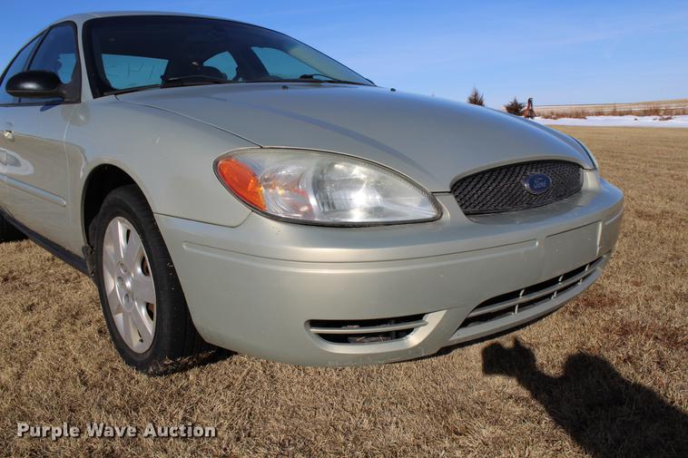 image for item DC7729 2004 Ford Taurus LX