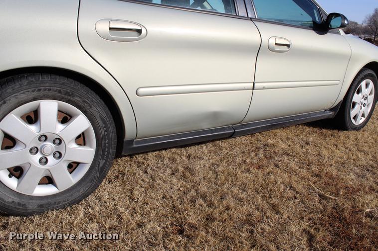 image for item DC7729 2004 Ford Taurus LX