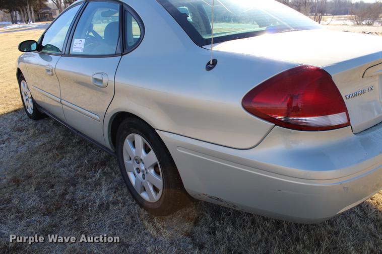 image for item DC7729 2004 Ford Taurus LX