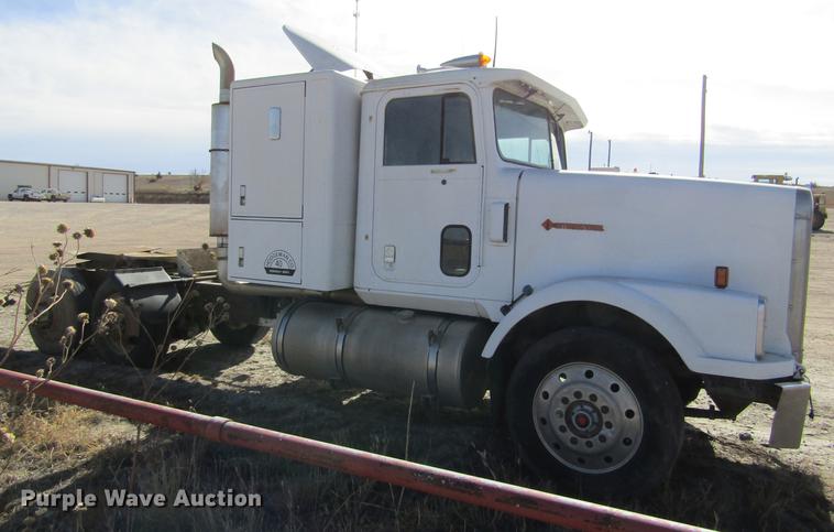 image for item DC8282 1988 International 9300 semi truck