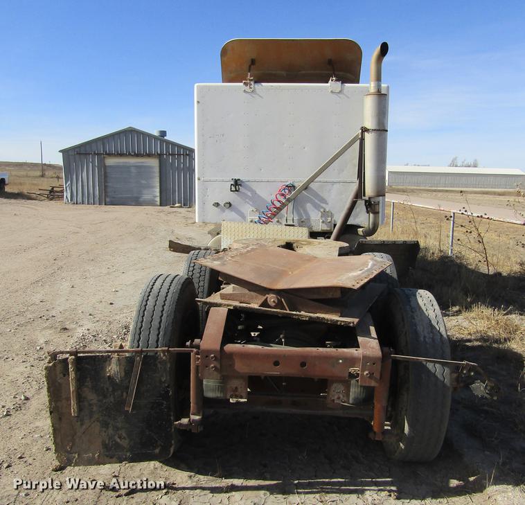 image for item DC8282 1988 International 9300 semi truck