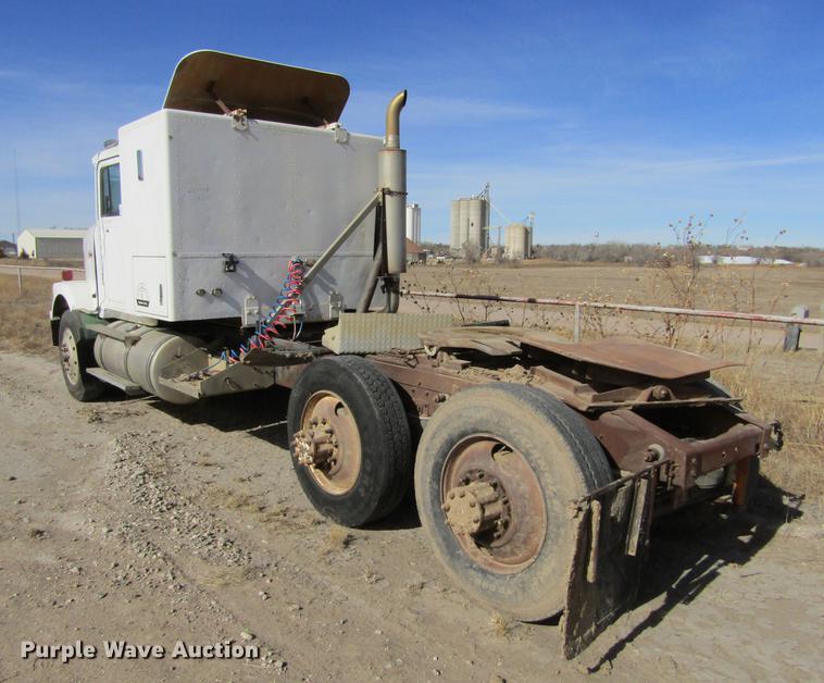 image for item DC8282 1988 International 9300 semi truck