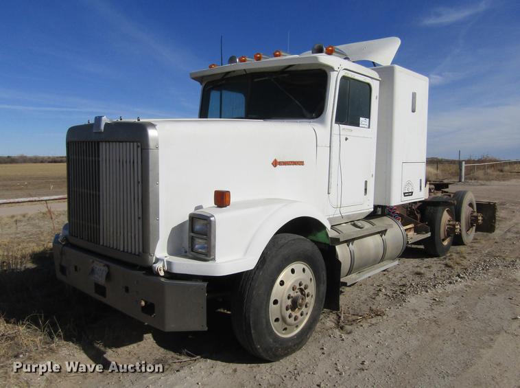 image for item DC8282 1988 International 9300 semi truck