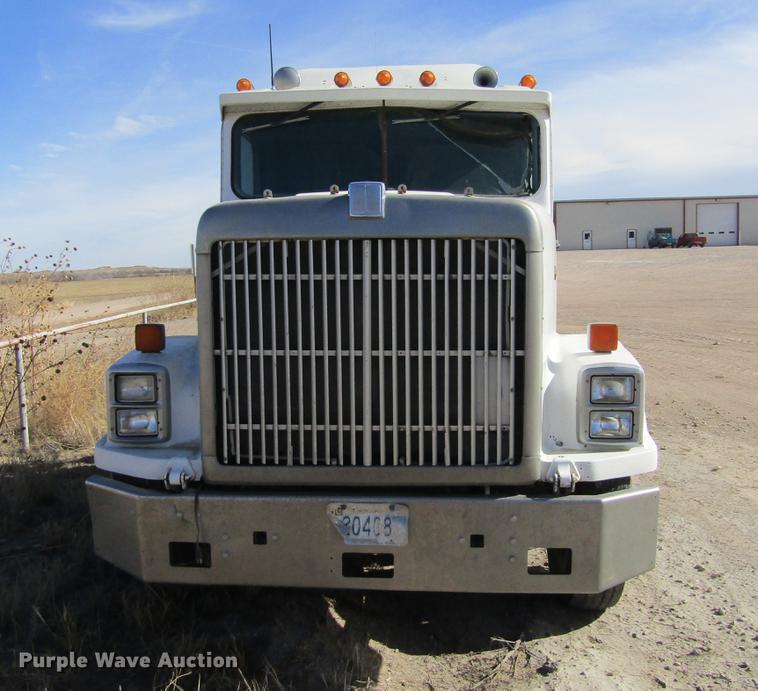 image for item DC8282 1988 International 9300 semi truck