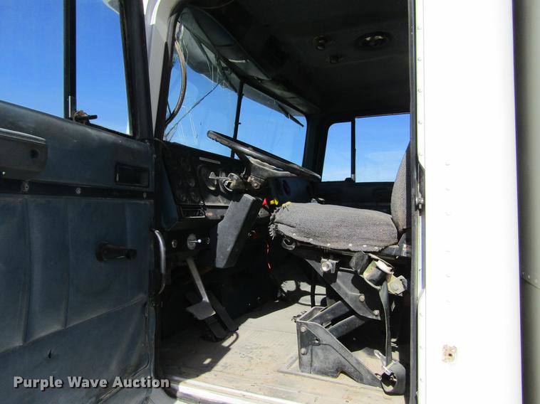 image for item DC8282 1988 International 9300 semi truck