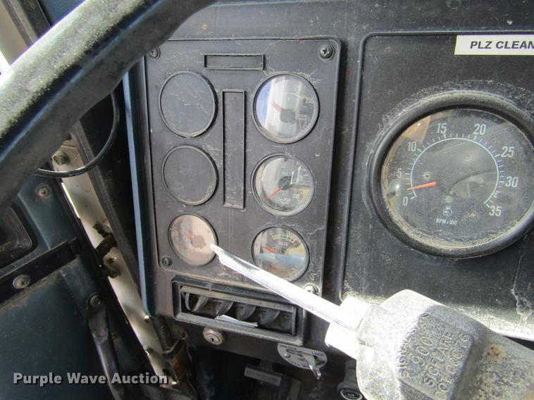 image for item DC8282 1988 International 9300 semi truck