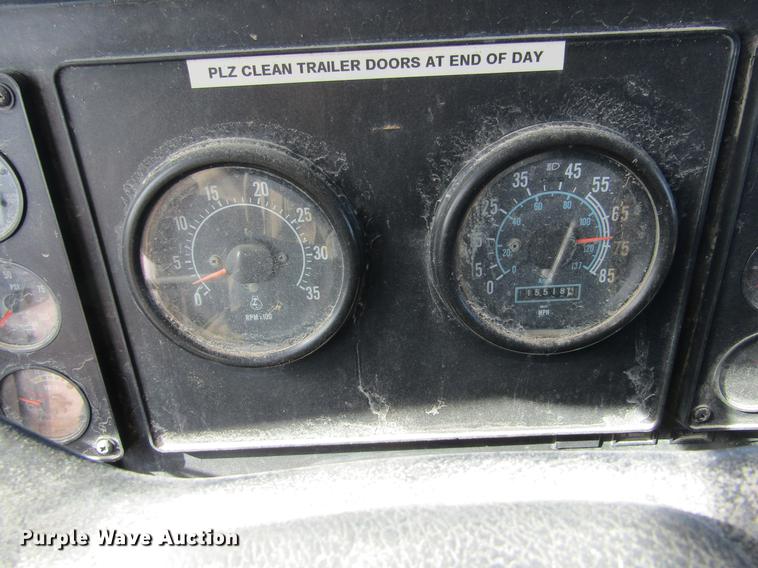 image for item DC8282 1988 International 9300 semi truck