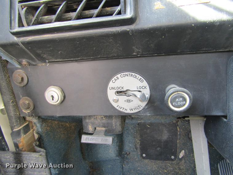 image for item DC8282 1988 International 9300 semi truck