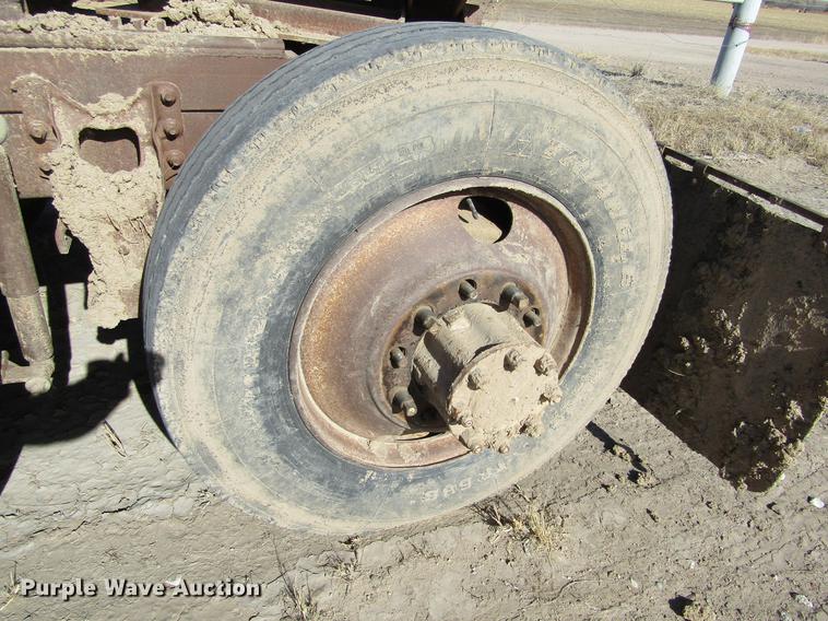 image for item DC8282 1988 International 9300 semi truck