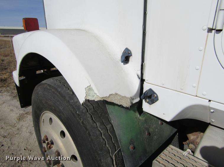 image for item DC8282 1988 International 9300 semi truck