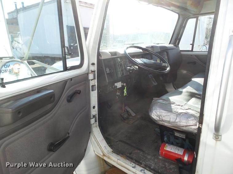 image for item DZ9196 2001 International 4700 box truck