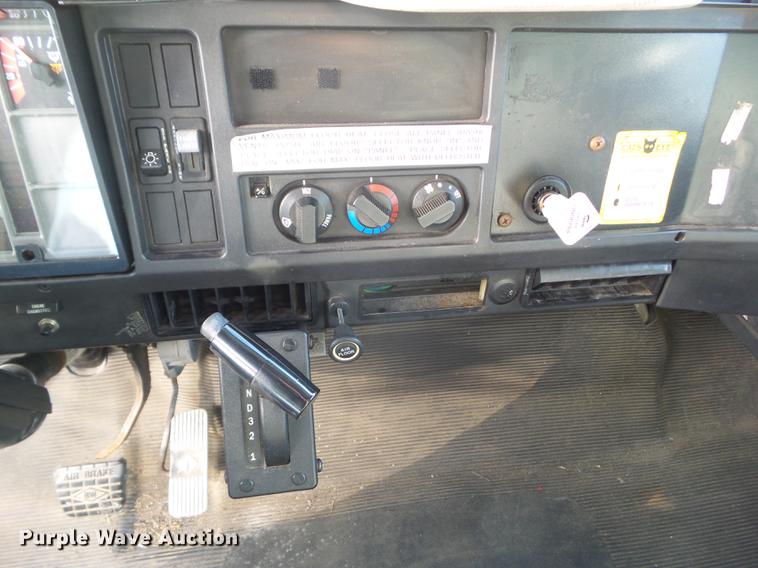 image for item DZ9196 2001 International 4700 box truck