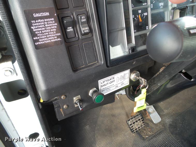 image for item DZ9196 2001 International 4700 box truck