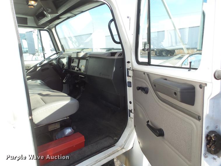 image for item DZ9196 2001 International 4700 box truck