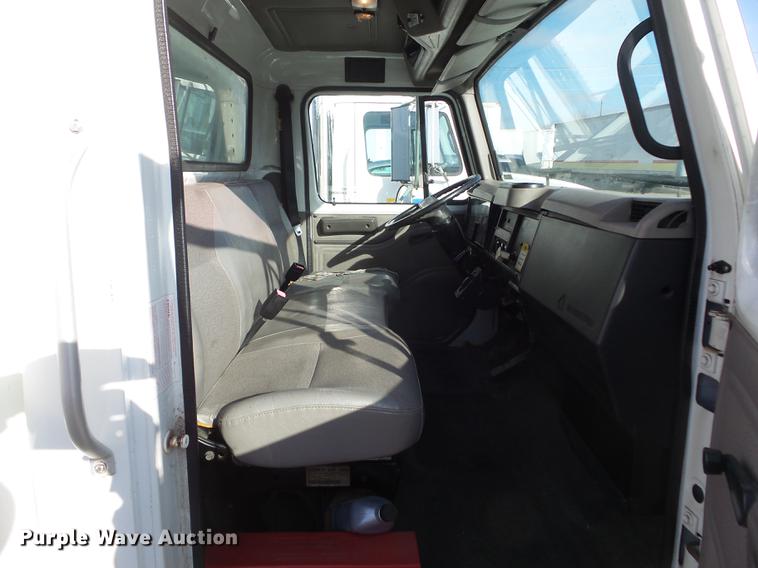 image for item DZ9196 2001 International 4700 box truck