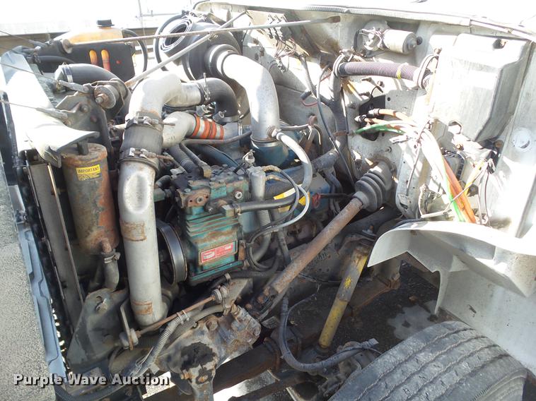 image for item DZ9196 2001 International 4700 box truck