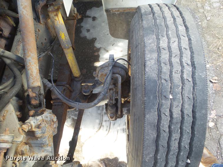 image for item DZ9196 2001 International 4700 box truck