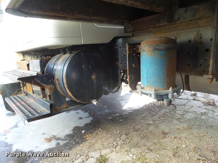 image for item DZ9196 2001 International 4700 box truck