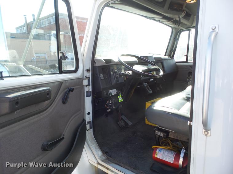 image for item DZ9197 2001 International 4700 box truck