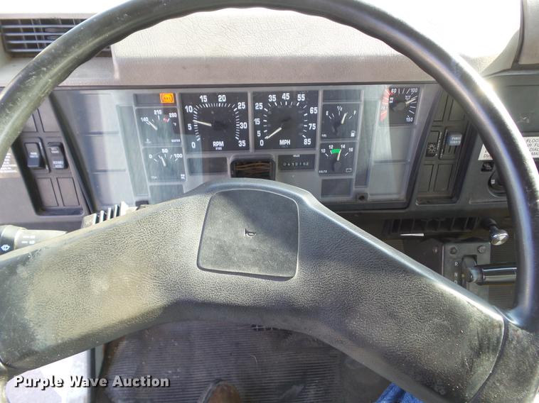 image for item DZ9197 2001 International 4700 box truck