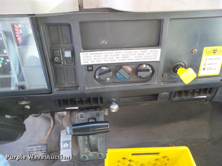 image for item DZ9197 2001 International 4700 box truck